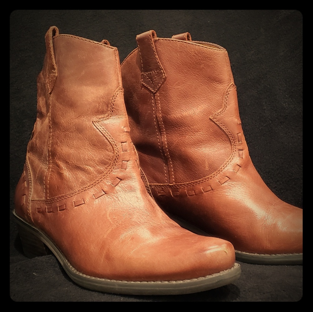 Slightly used brown cowboy boots.